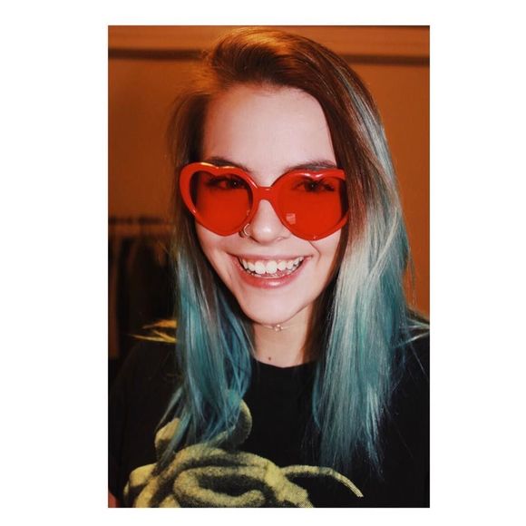 Meet your Posher, Hannah - Picture 1 of 5